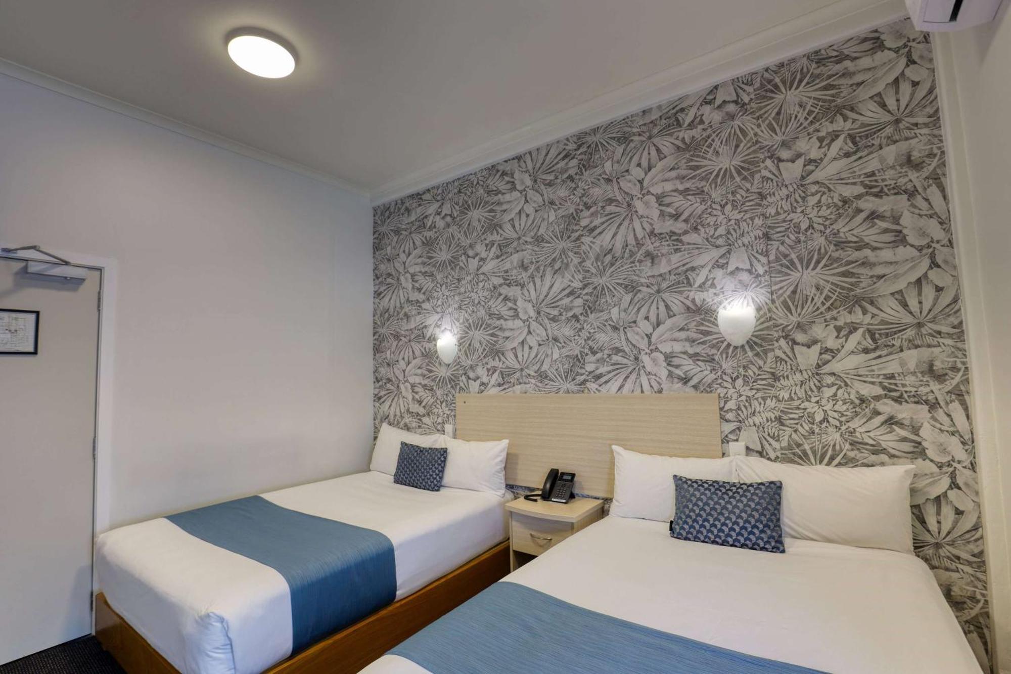 Ramada By Wyndham, Hamilton City Center Exterior foto